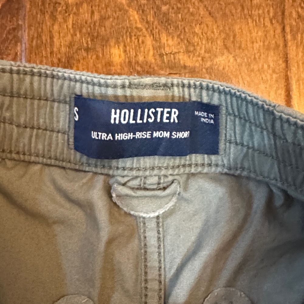 Hollister Women's Sage Cargo Shorts NWOT - Picture 2 of 4